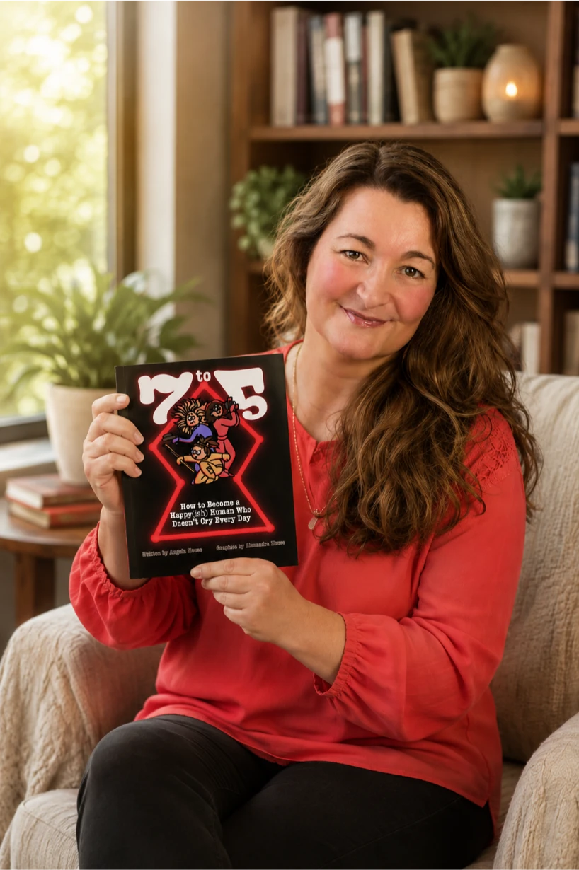 Angela House con el libro 7 to 5